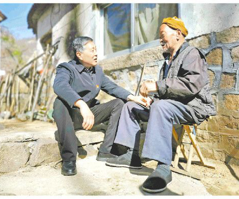 "蚯蚓書(shū)記"劉昌法駐村九年松窮土啃窮根,帶領(lǐng)700多名貧困群眾脫貧,寫下80多萬(wàn)字扶貧日記