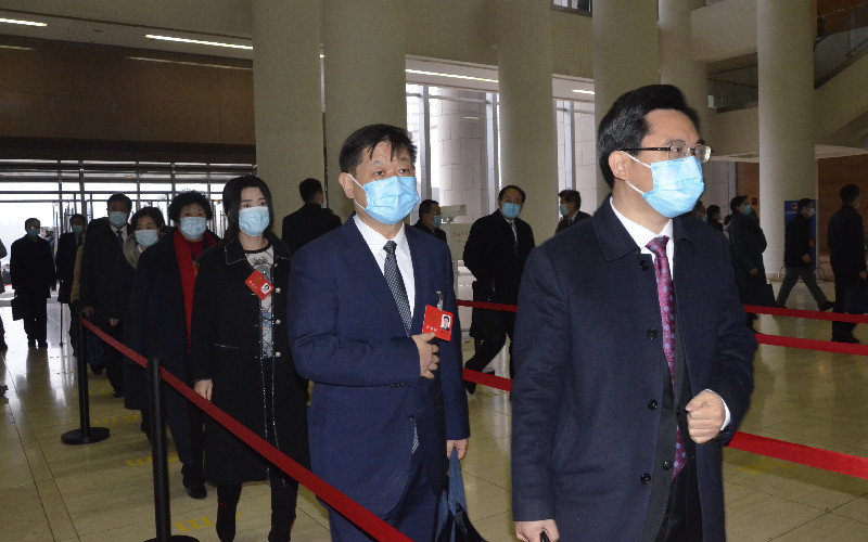 出席會議的代表們步入會場。 張代生攝