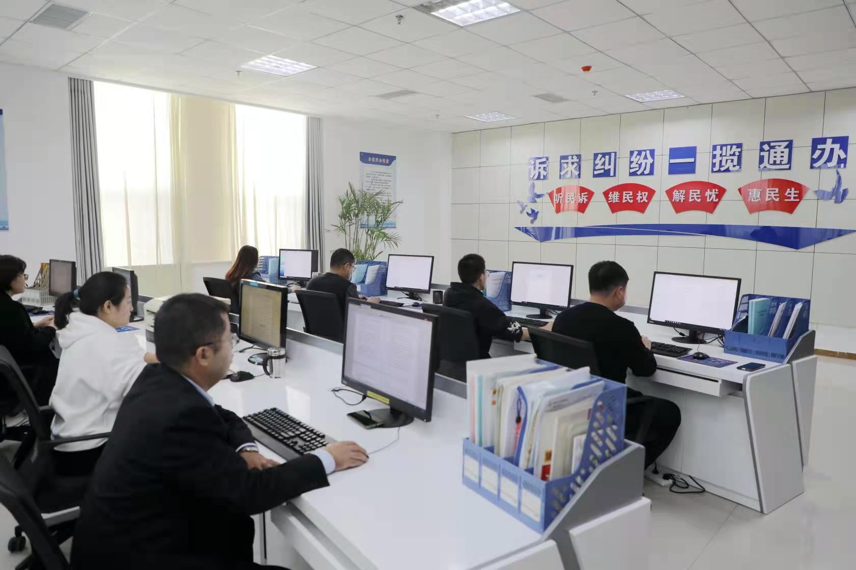 臨沭縣一攬通辦中心工作人員正在分流工單審核答復工單