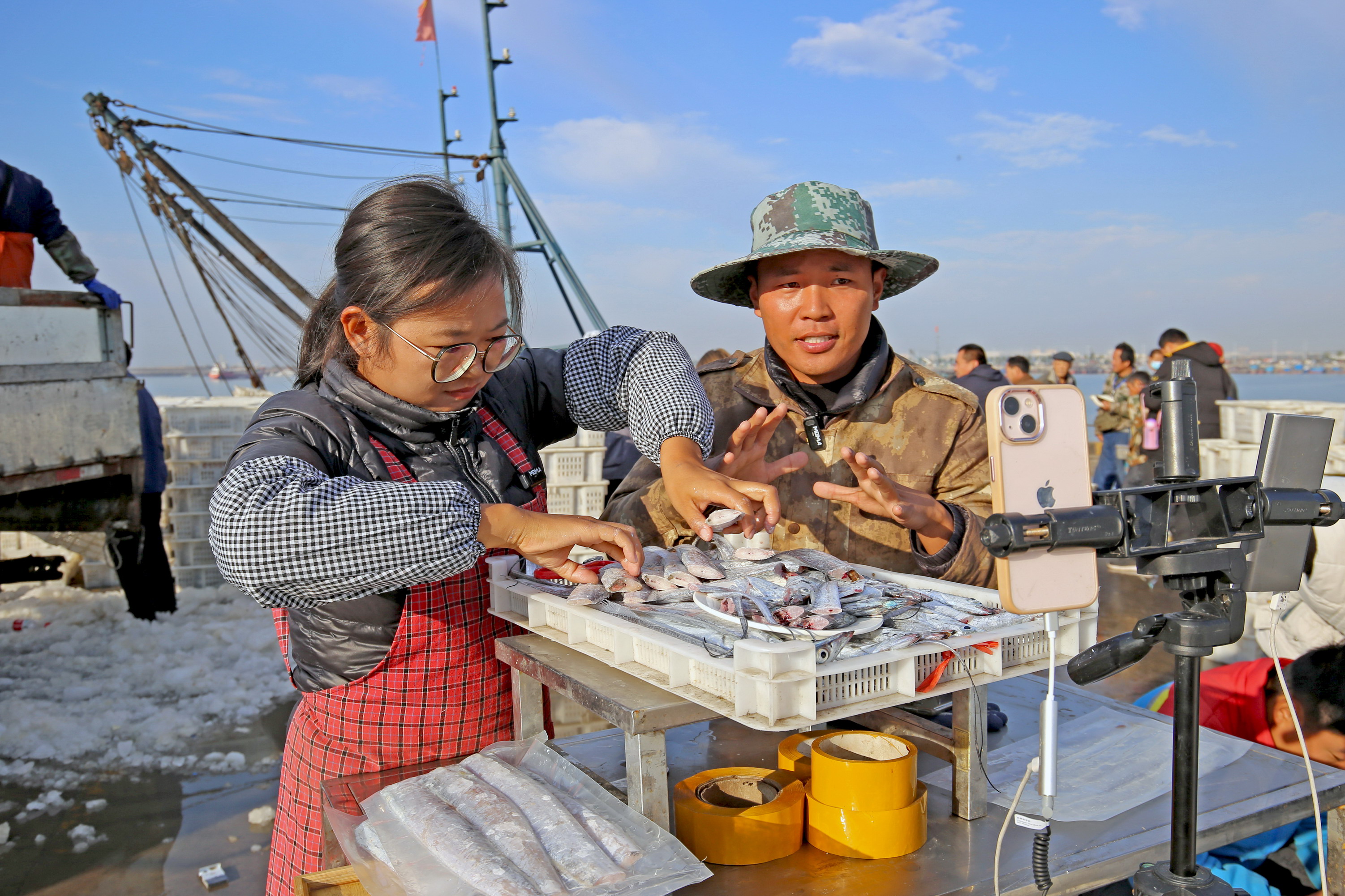 10月20日，漁民在日照黃海中心漁港現(xiàn)場直播各種海鮮的吃法和做法，向天南海北的粉絲們推介日照特色海鮮 。薄林?jǐn)z