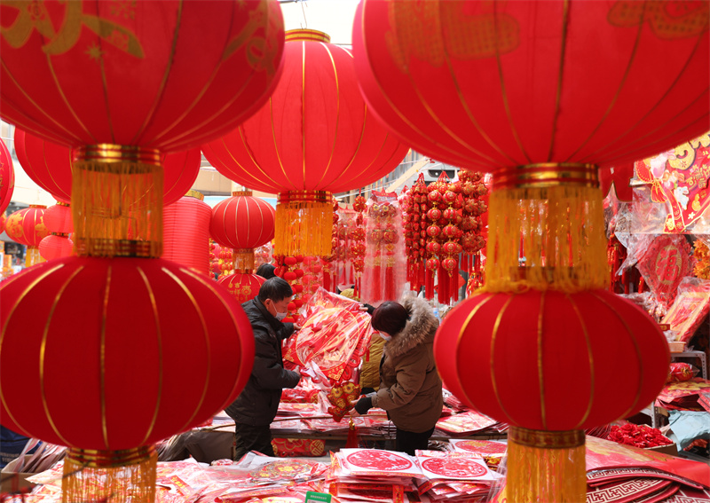 圖為市民在日照太陽(yáng)城市場(chǎng)內(nèi)選購(gòu)各類(lèi)新年飾品。于坤帥攝