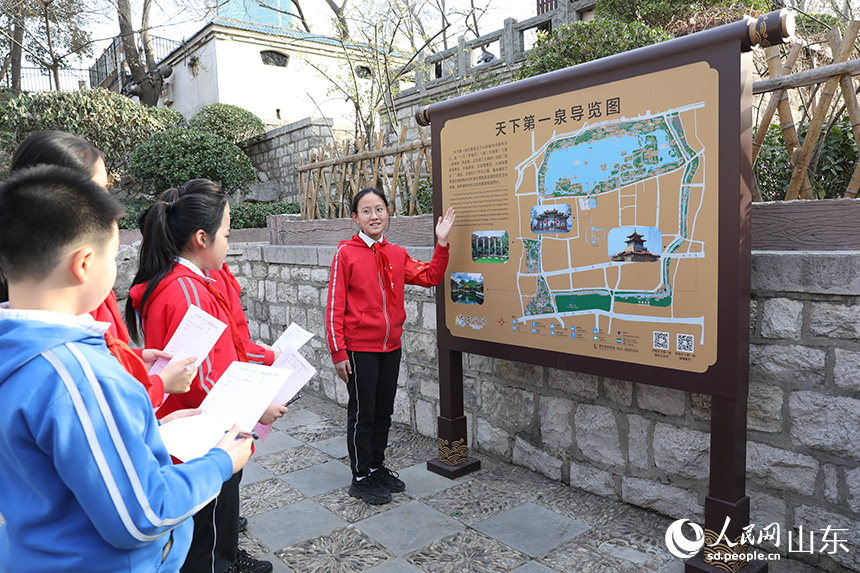 介紹巡河路線和環(huán)保知識。人民網(wǎng) 劉祺攝