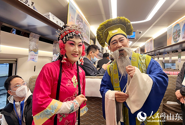 濱州車廂內(nèi)呂劇表演。人民網(wǎng) 劉祺攝