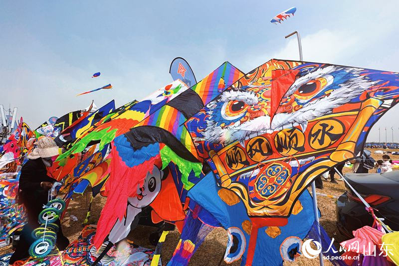 濰坊國(guó)際風(fēng)箏會(huì)現(xiàn)場(chǎng)攤位上展示各式風(fēng)箏。人民網(wǎng) 喬姝攝
