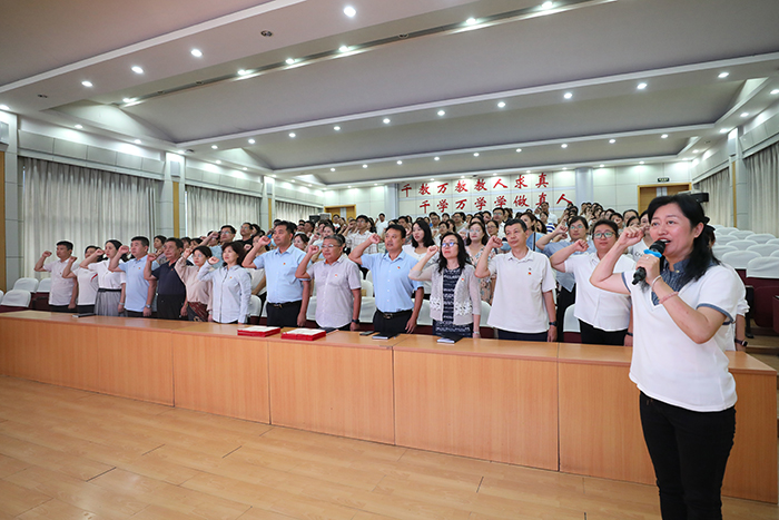 9月8日，在山東省濟(jì)南泉城中學(xué)報(bào)告廳內(nèi)，支援武隆載譽(yù)歸來的劉輝帶領(lǐng)全體教師宣誓，用別開生面的形式慶祝教師節(jié)。
