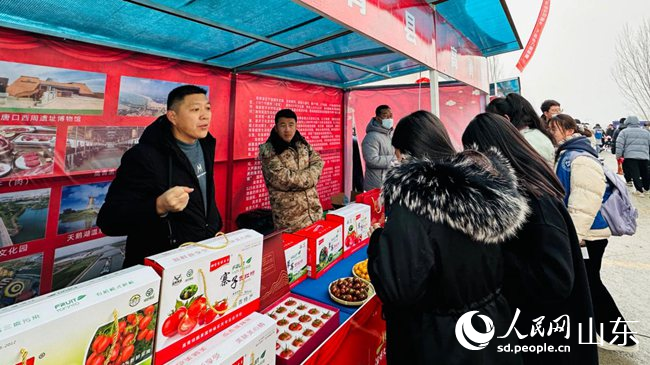 “村村有好品”優(yōu)質(zhì)農(nóng)產(chǎn)品展示攤位前，諸多市民游客駐足。人民網(wǎng) 喬姝 攝