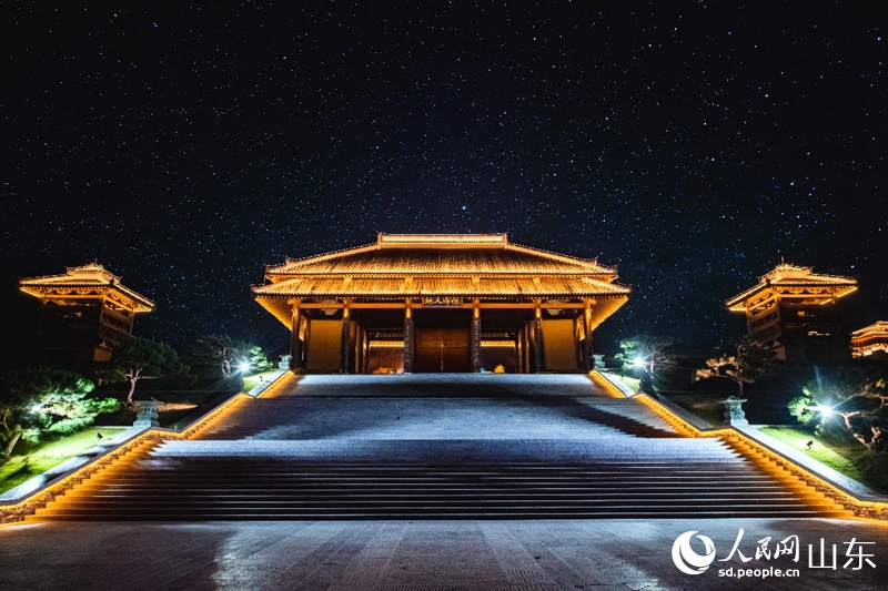 尼山圣境大學(xué)堂夜景。人民網(wǎng)記者 王天樂攝