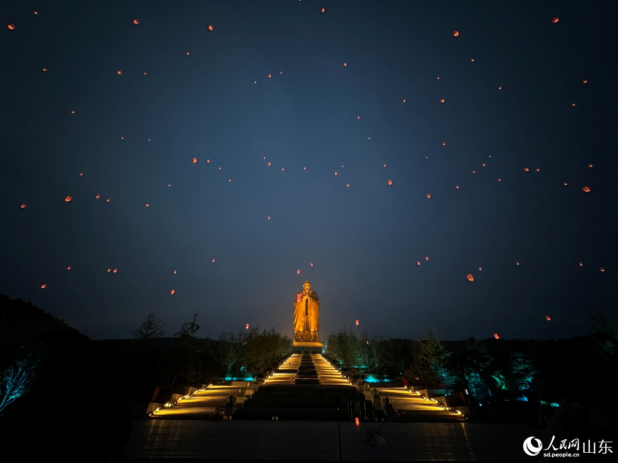 孔明燈緩緩升起，點亮夜色尼山。人民網(wǎng) 鄭昕橋攝