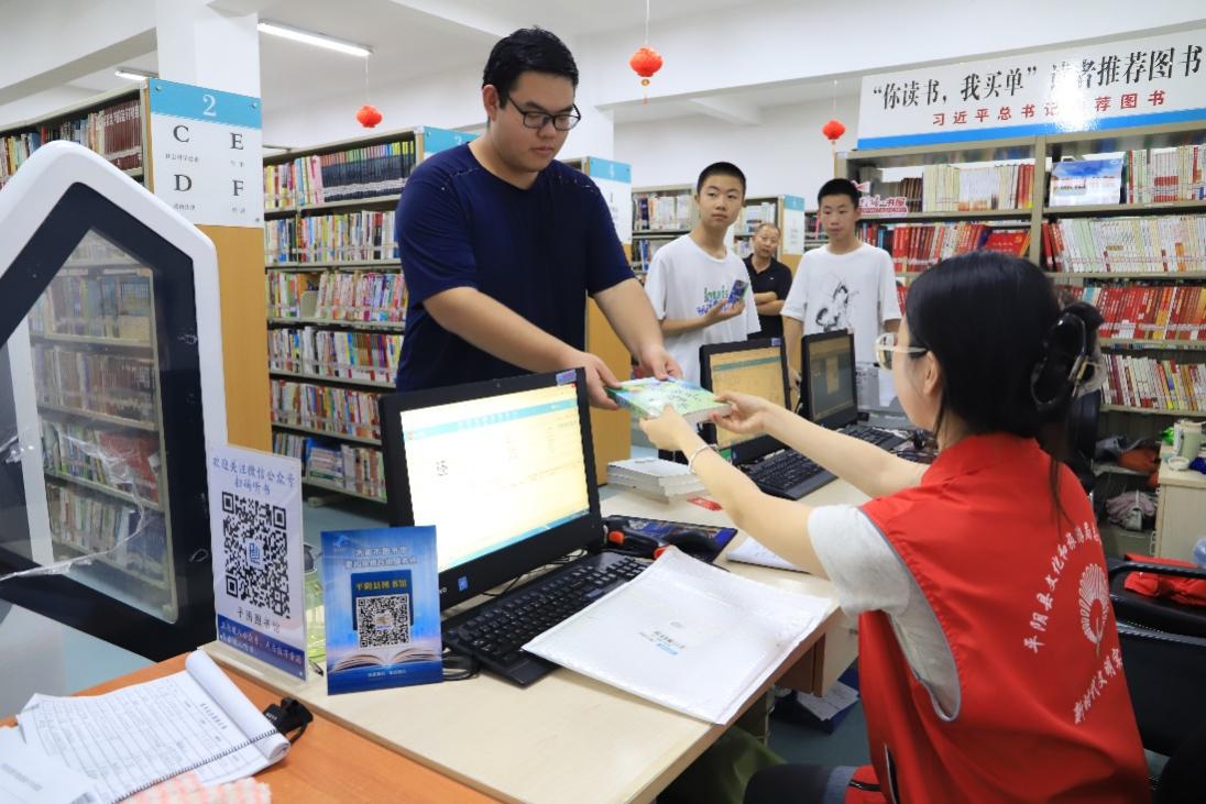 讀者在新增的平陰縣“愛(ài)閱快借”自提服務(wù)點(diǎn)還書。濟(jì)南市信訪局供圖