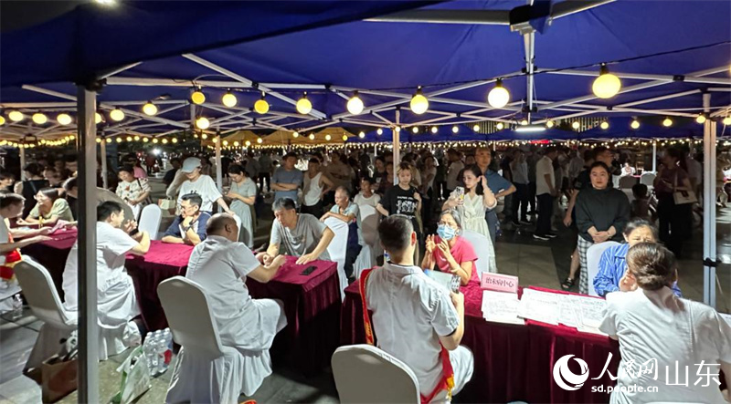 濰坊市人民廣場中醫(yī)藥文化夜市現(xiàn)場。人民網 喬姝攝