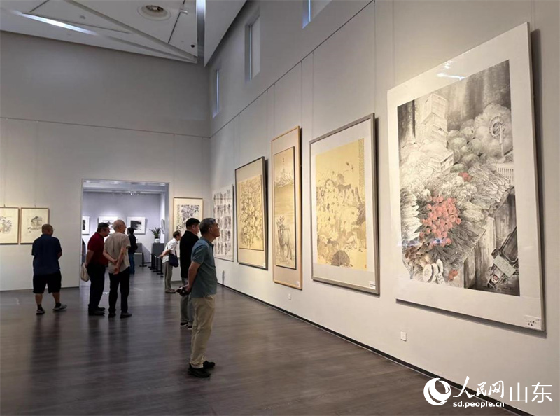 “水火既濟(jì) 繪鳳雕龍”中國(guó)書畫與陶瓷對(duì)話展現(xiàn)場(chǎng)。人民網(wǎng) 喬姝攝