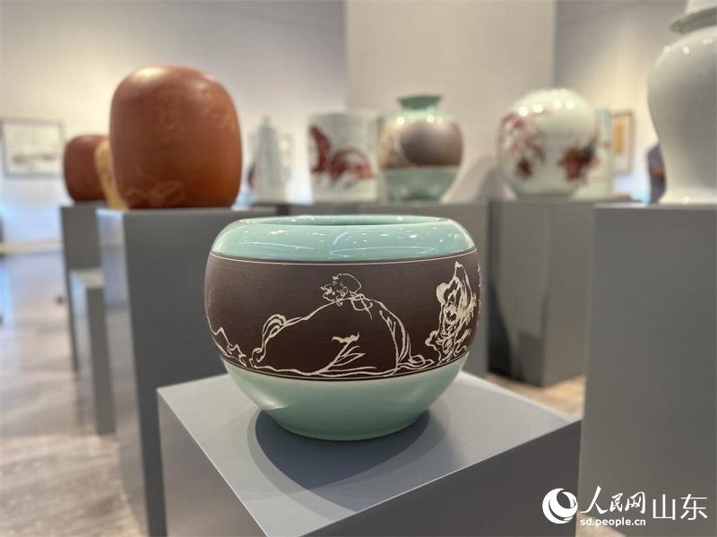 “水火既濟(jì) 繪鳳雕龍”中國(guó)書畫與陶瓷對(duì)話展參展作品。人民網(wǎng) 喬姝攝