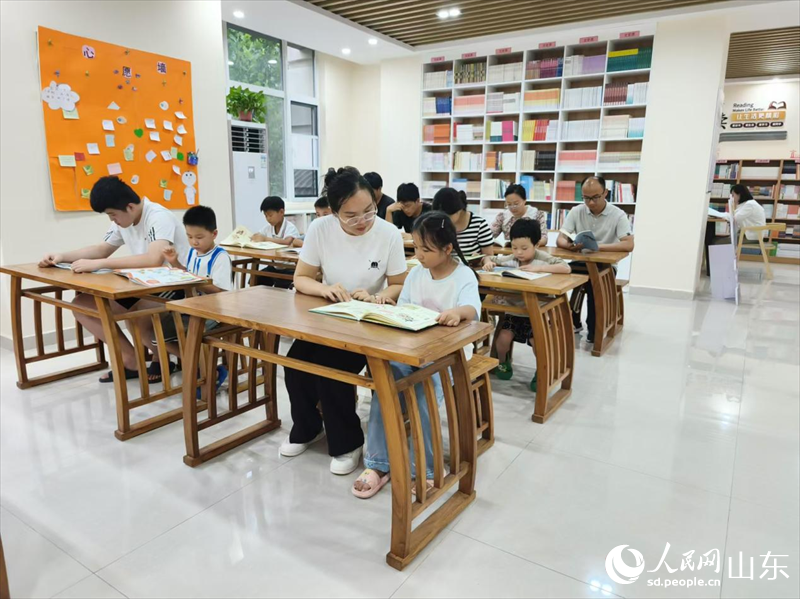 農(nóng)家書屋“黃河書苑”里坐滿了讀書、學(xué)習(xí)的居民。人民網(wǎng)記者 宋翠攝