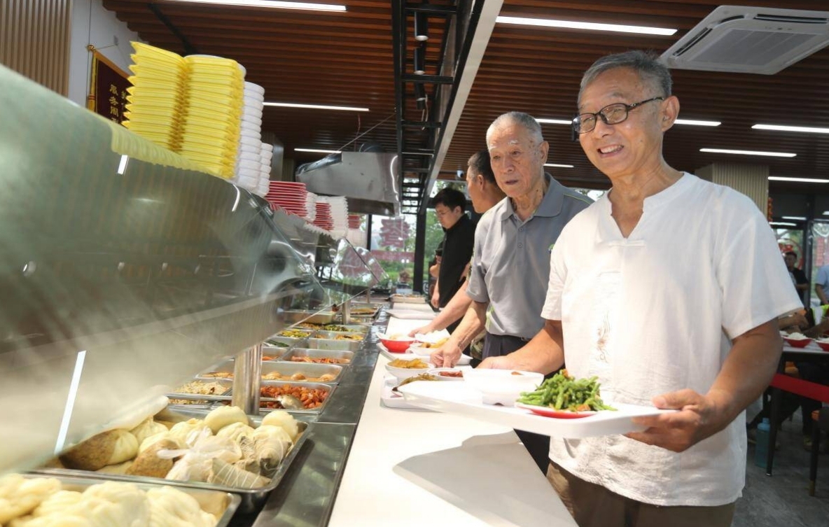 老年人在長(zhǎng)者餐廳排隊(duì)選擇餐品。王晨鵬攝