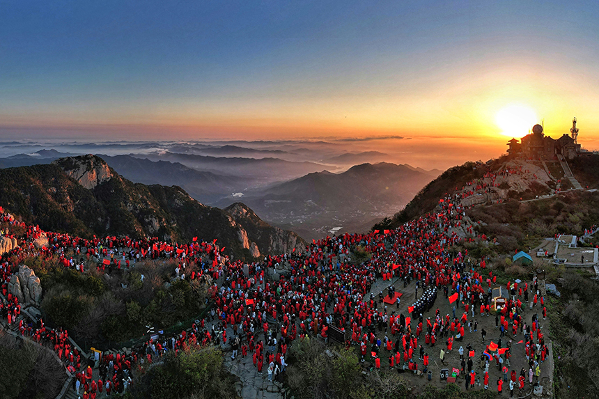 10月1日，游客在泰山之巔迎接日出。陳陽 攝