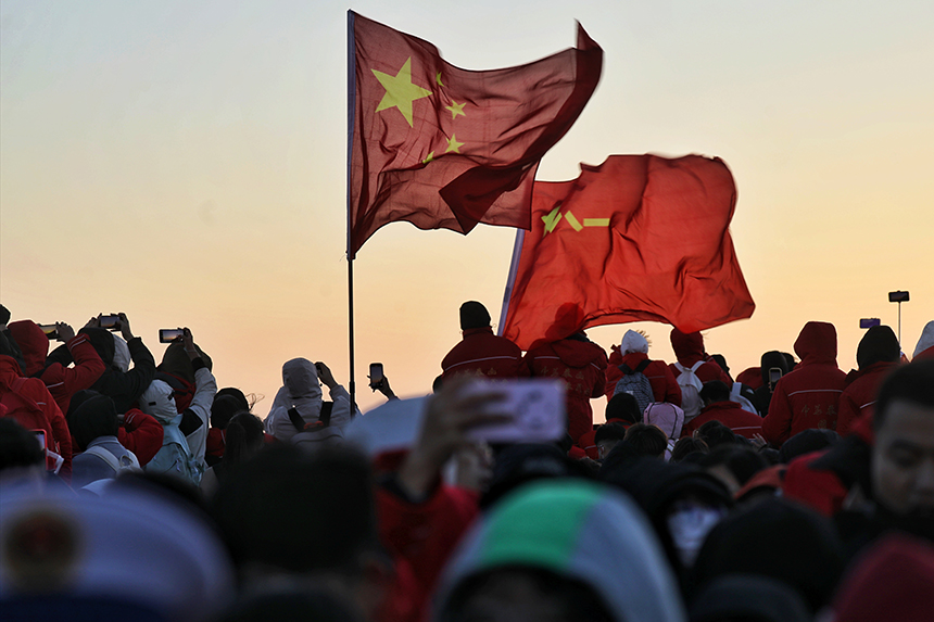 泰山玉皇頂揮舞國(guó)旗迎接日出的游客。陳陽(yáng) 攝