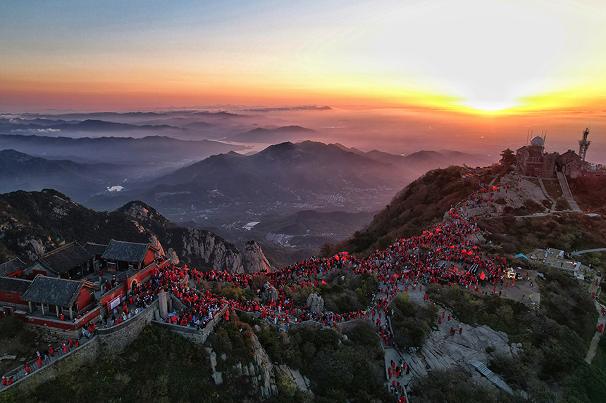 來(lái)自五湖四海的游客手舉五星紅旗，匯聚泰山。陳陽(yáng) 攝