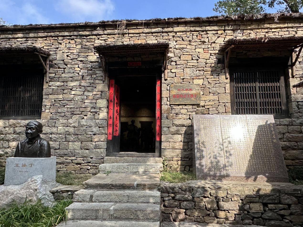 王換于展室。王朔 攝