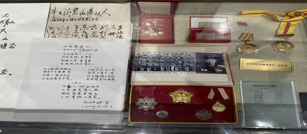 傅泉所獲勛章原件和手稿。王朔 攝