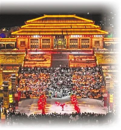 臨沂郯城縣郯國古城景區(qū)，游客在觀看表演。張春雷攝（人民視覺）
