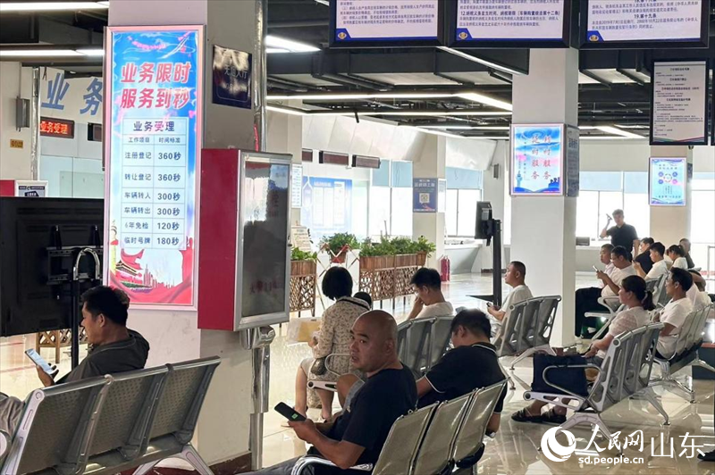 遠(yuǎn)通二手車市場(chǎng)“開(kāi)辦運(yùn)輸企業(yè)‘一件事’”便民服務(wù)點(diǎn)，業(yè)務(wù)限時(shí)，服務(wù)到秒。 人民網(wǎng) 喬姝攝