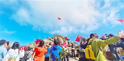 游客在嶗山風景區(qū)打卡。
