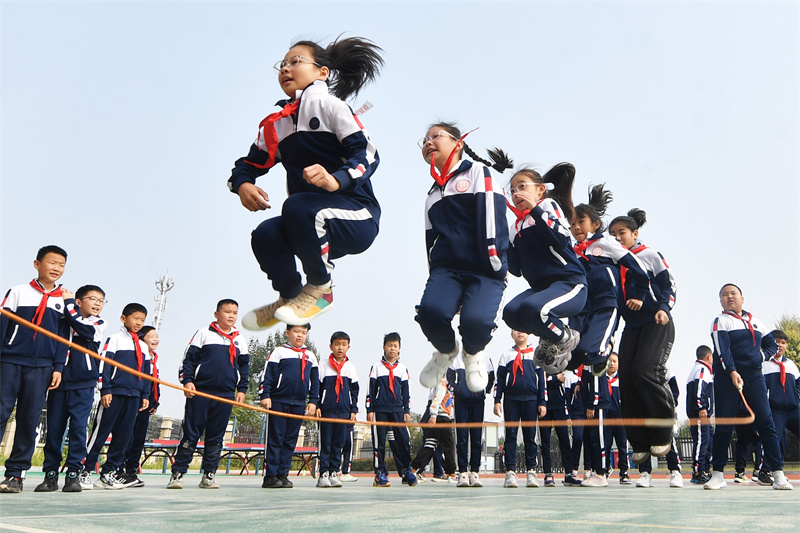 2024年10月10日，在山東青島普新小學(xué)的課間活動(dòng)上，學(xué)生們在跳大繩鍛煉身體。