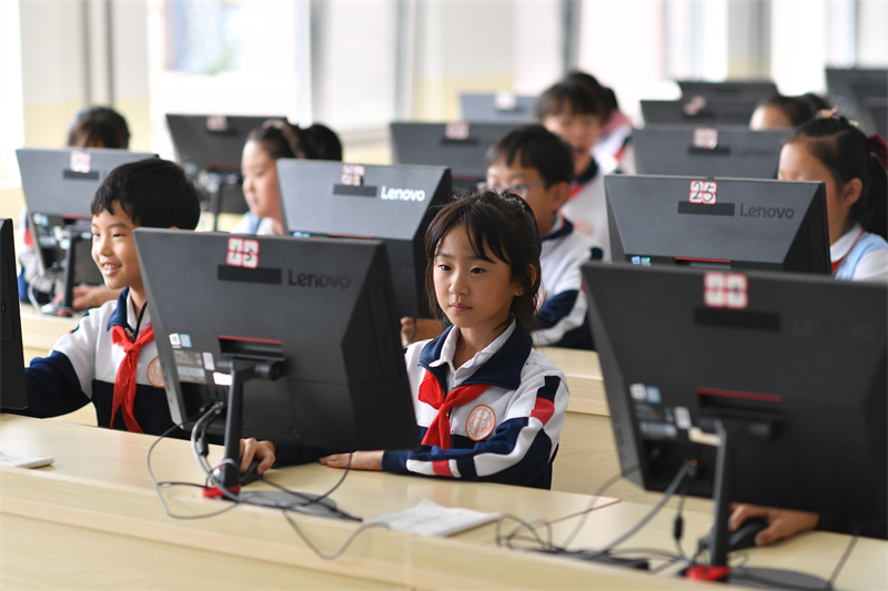 2024年10月10日，在山東青島普新小學(xué)的科技課堂上，學(xué)生們在學(xué)習(xí)信息科技。
