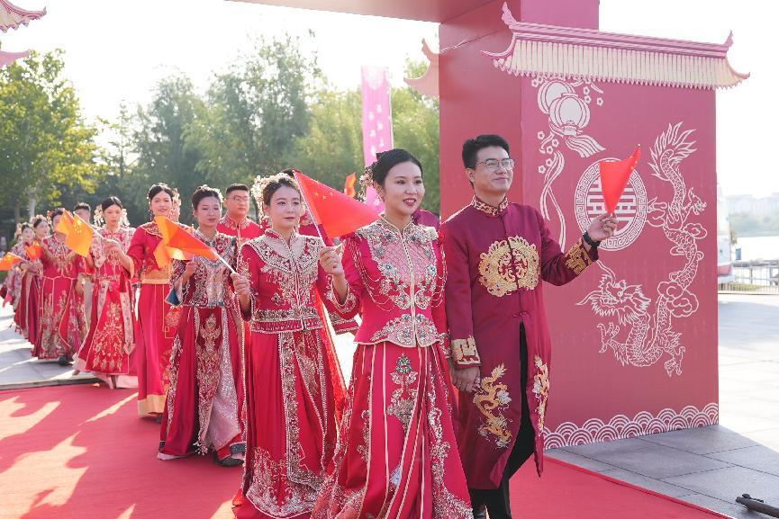 9月29日，墾利區(qū)舉行“家國同慶 見證幸?！奔w婚禮