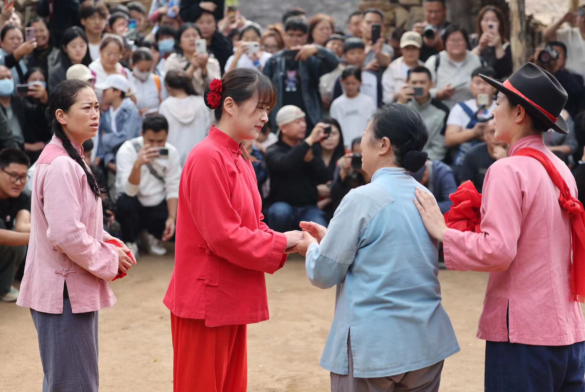2024年10月13日，在山東省臨沂市沂南縣馬牧池鄉(xiāng)紅嫂家鄉(xiāng)旅游區(qū)，演員在情景劇《永遠(yuǎn)的新娘》中表演。