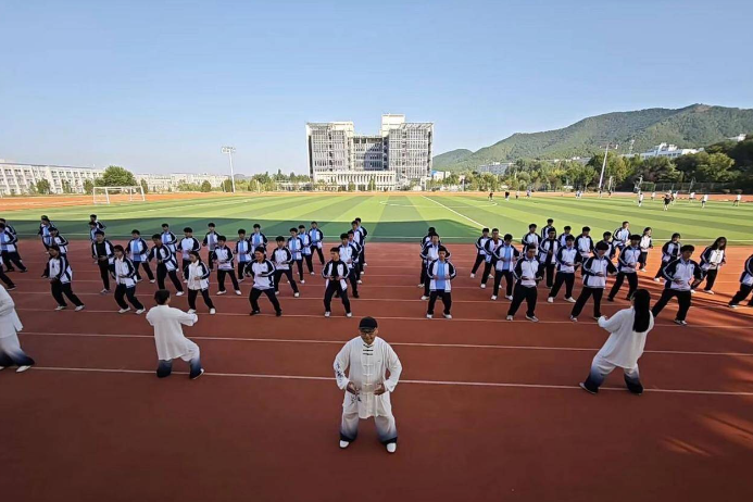 團(tuán)隊(duì)成員教授師生八段錦。