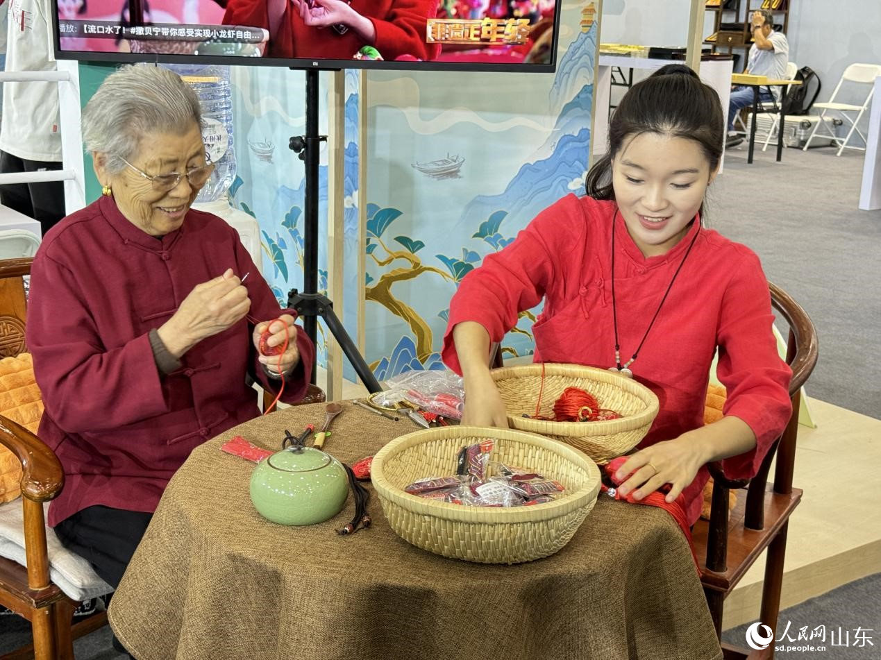 86歲中國非物質(zhì)文化遺產(chǎn)傳承人徐秀英正在縫制徐州香包。人民網(wǎng) 鄭昕橋攝