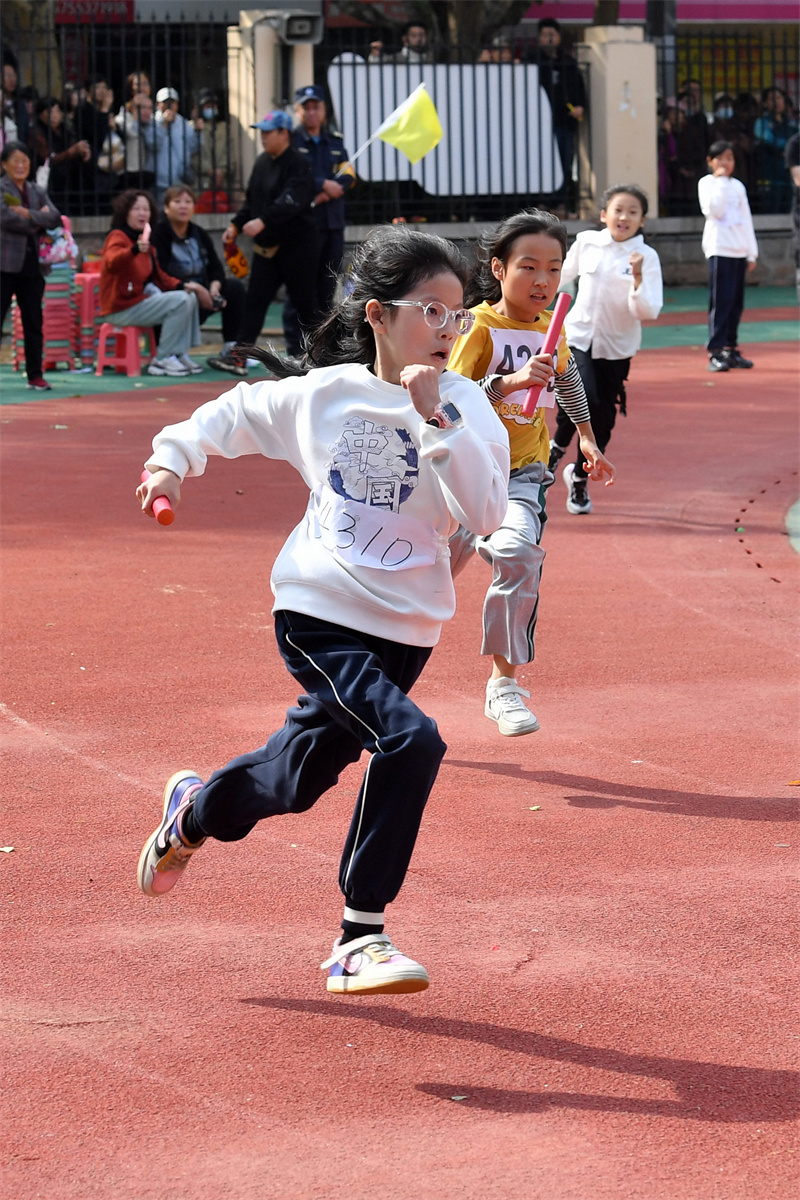 運(yùn)動(dòng)會(huì)上，孩子們?cè)谶M(jìn)行4×100米接力賽。王海濱攝