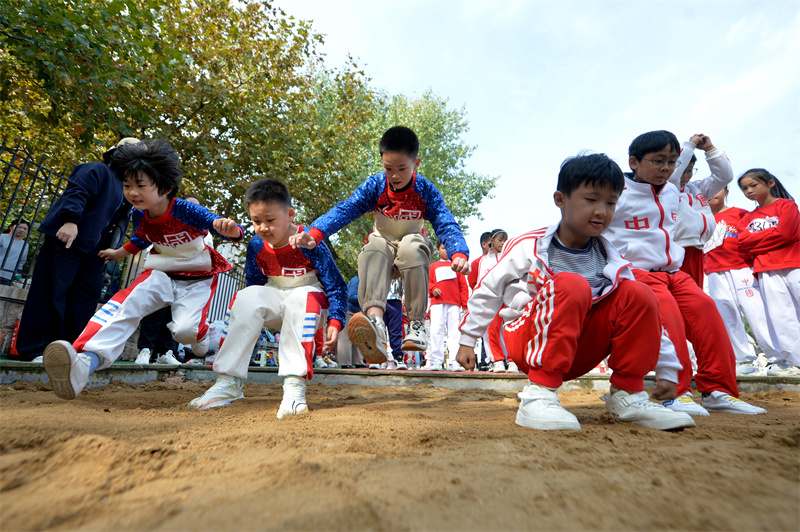 運動會上，孩子們在進(jìn)行立定跳遠(yuǎn)比賽。王海濱攝