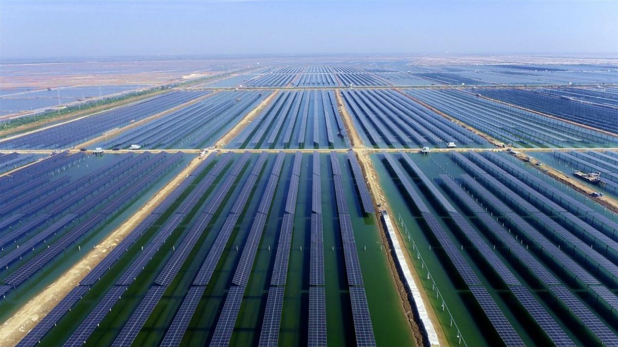 800MW“漁光互補(bǔ)”光伏項(xiàng)目。王文鵬攝