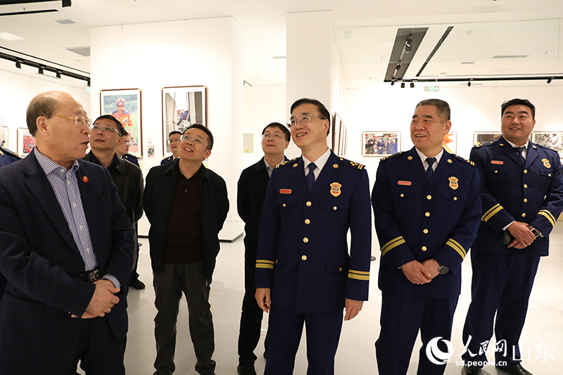 與會嘉賓共同參觀了攝影展覽。人民網(wǎng)記者 劉祺攝