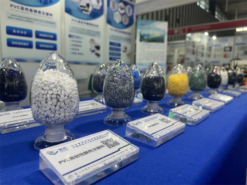 山東魯泰控股集團(tuán)展出的改性塑料顆粒，具有精度高、耐磨損、耐腐蝕等特點(diǎn)。受訪者供圖