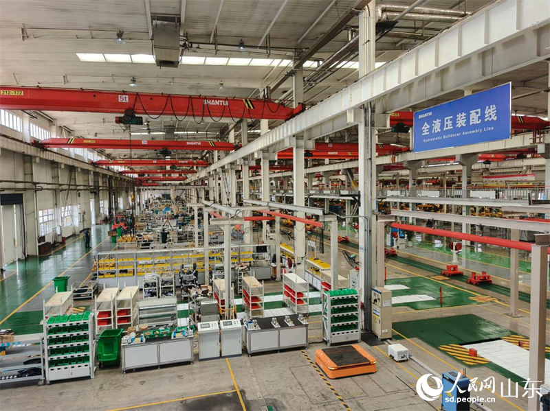 山推工程機(jī)械股份有限公司現(xiàn)代化的生產(chǎn)車間。人民網(wǎng)記者宋翠攝