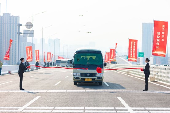 第一輛車通過大橋。孟家輝攝