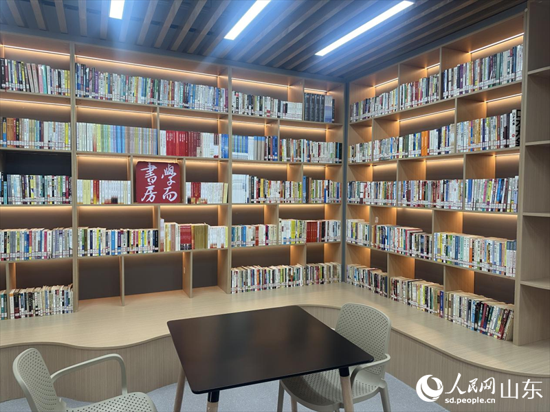 “琴島學(xué)社”圖書資料供委員自主學(xué)習(xí)使用。人民網(wǎng)記者 劉穎婕攝
