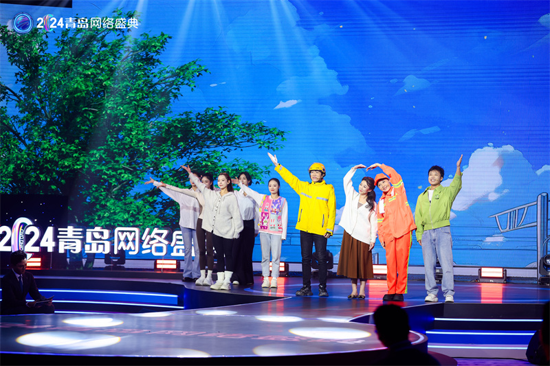 現(xiàn)場舞臺表演還原青島溫暖故事。青島市委網(wǎng)信辦供圖