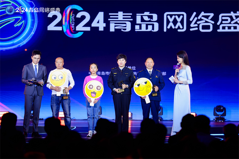 現(xiàn)場頒獎，鼓勵更多人傳遞正能量。青島市委網(wǎng)信辦供圖