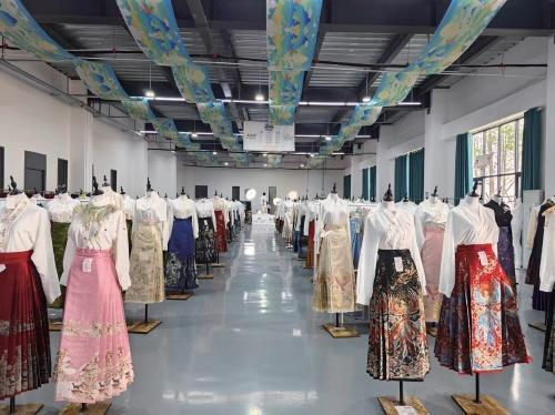 “有愛云倉”漢服生產(chǎn)直播基地內(nèi)的部分漢服展出。周致嘯 攝