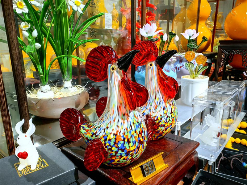 博山琉璃、淄博陶瓷品種多樣，異彩紛呈，是山東手造中的一朵奇葩