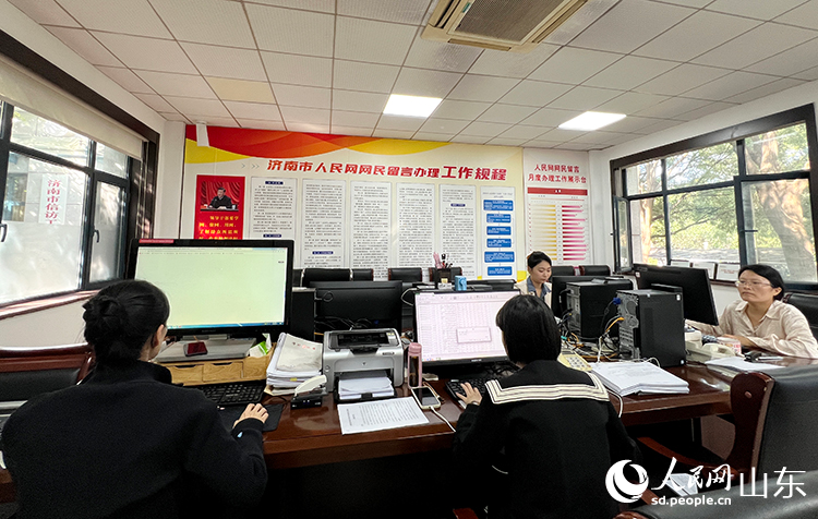 濟(jì)南市人民網(wǎng)留言辦理中心工作人員在辦理。人民網(wǎng)記者 劉祺攝