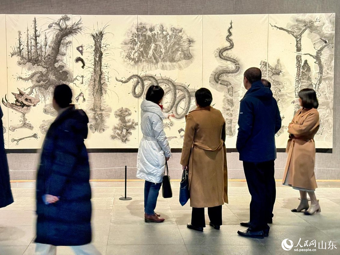 觀眾在參展作品前駐足欣賞。人民網 鄭昕橋攝