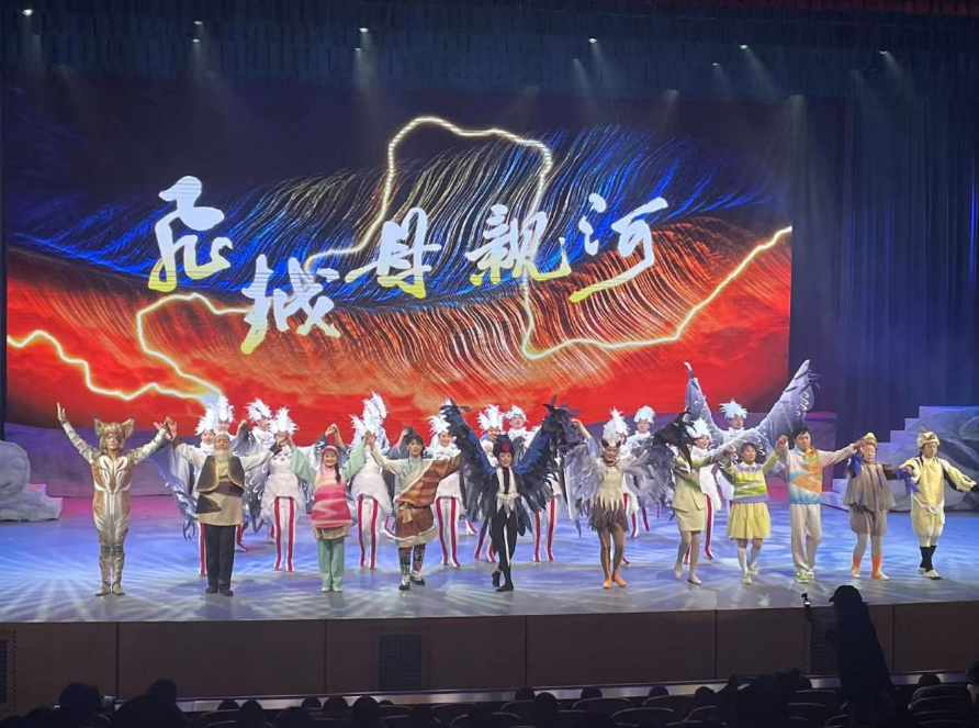 學(xué)生與演員合唱主題歌《夢(mèng)在前方》。