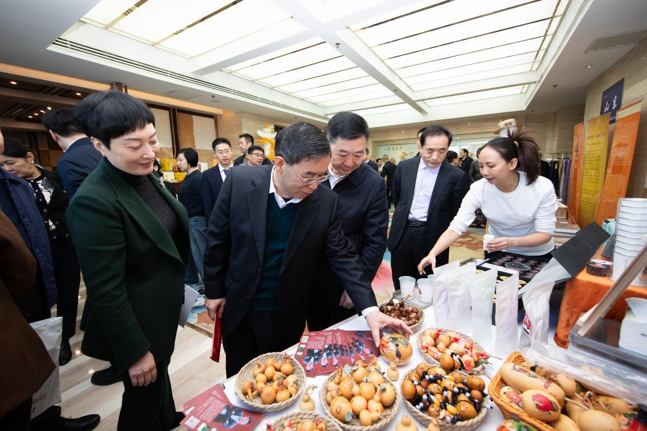 沿黃九省（區(qū)）現(xiàn)場展示了農(nóng)特產(chǎn)品。山東省駐京辦供圖