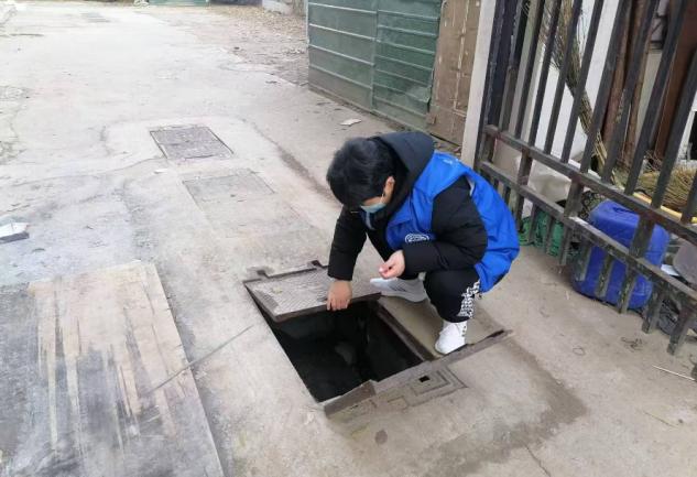 工作人員檢查漏水情況。濟南市歷下區(qū)信訪局供圖