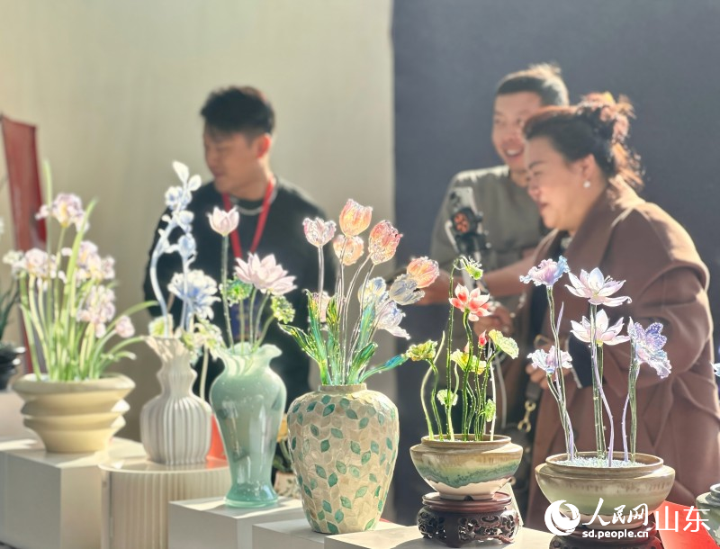 展出中琉璃制品在陽(yáng)光下晶瑩剔透。人民網(wǎng) 喬姝攝